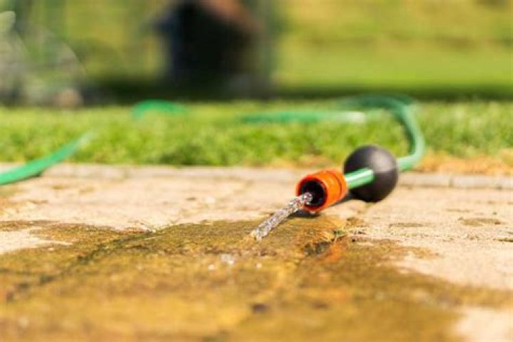Will running water in a hose freeze?